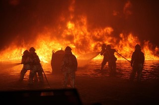 金色火海消防队员控制保护险软管水枪火热伟大辛苦背景图片